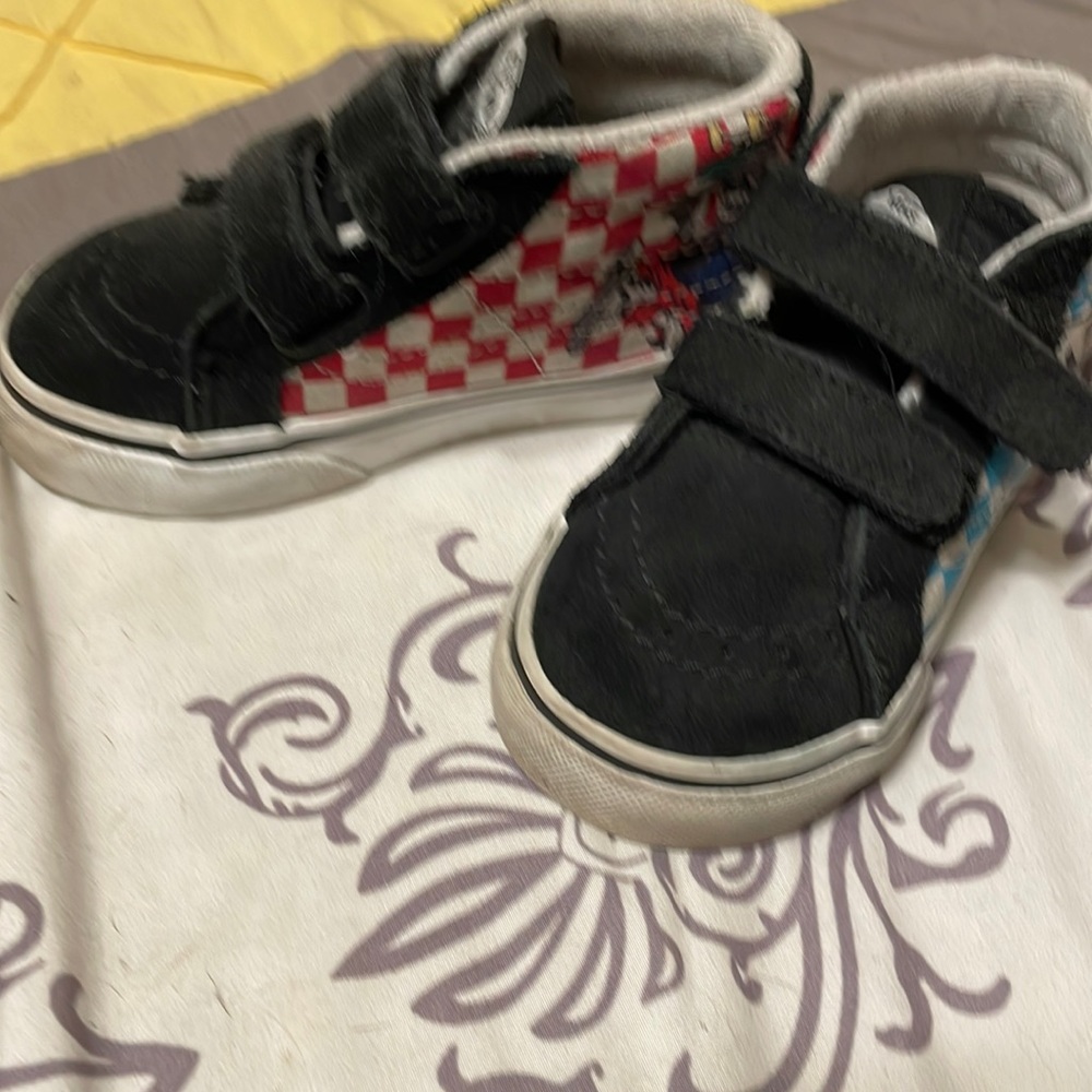 Vans with sharks on the side 7C
